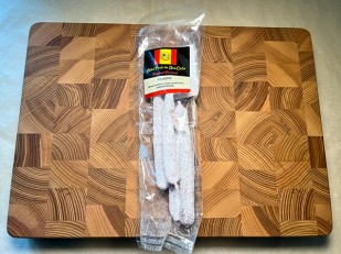 Японские снеки и крекеры: Колбаски сыровяленые Mini Fuet 